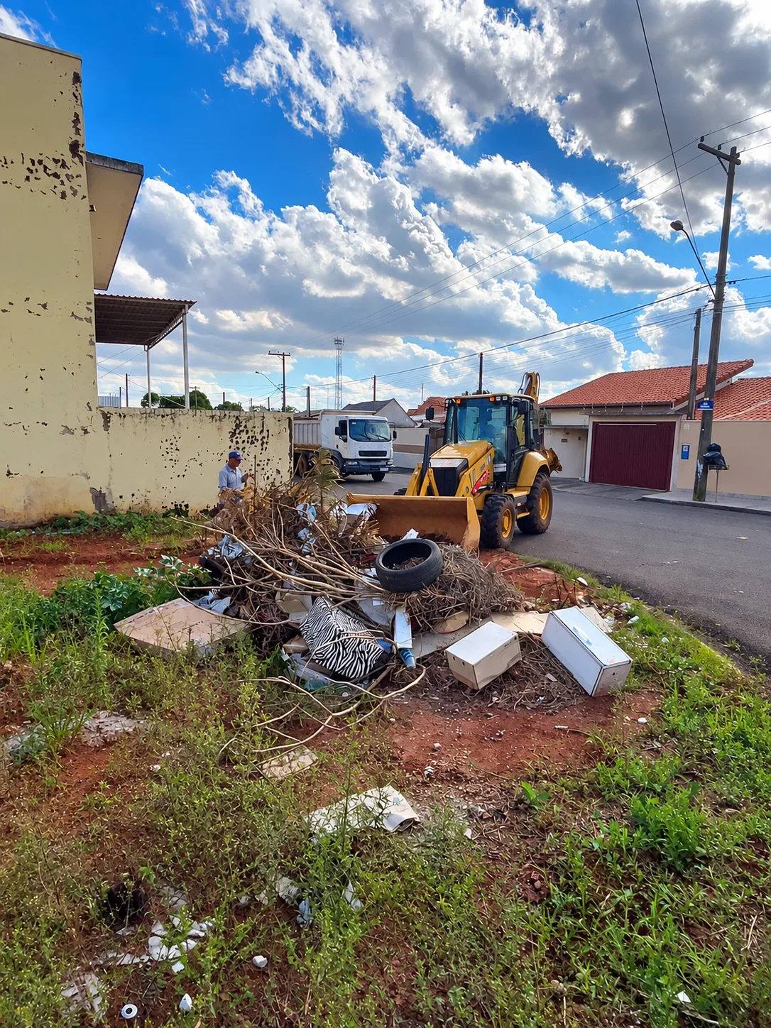 Prefeitura de Artur Nogueira inicia limpeza de terrenos na próxima semana e alerta para penalidades
