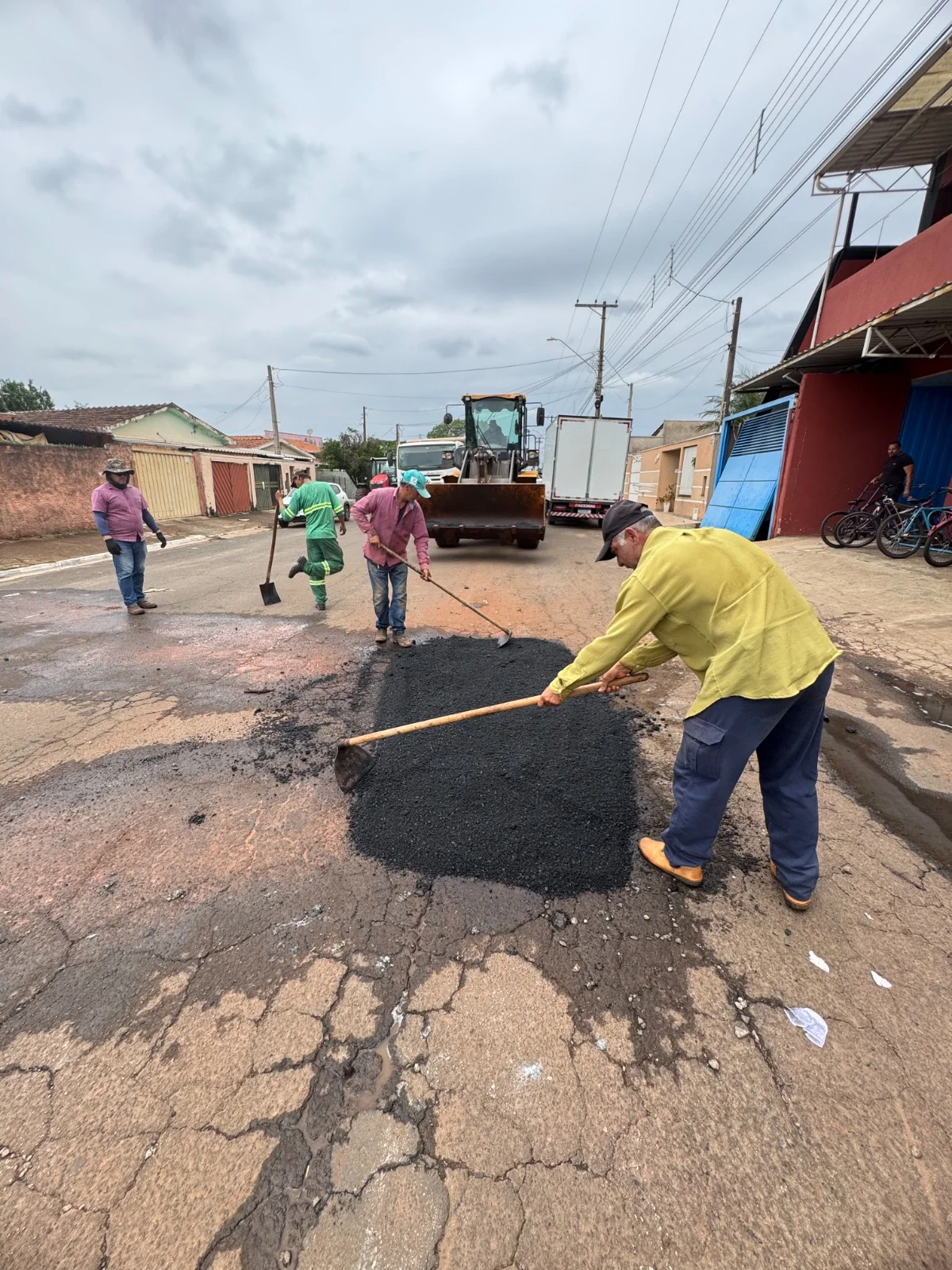 OPERAÇÃO TAPA-BURACOS É RETOMADA APÓS TRÉGUA NAS CHUVAS
