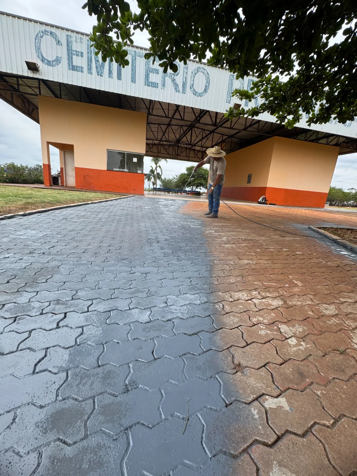 CEMITÉRIO PRIMAVERA RECEBE SERVIÇOS DE MANUTENÇÃO PARA O DIA DE FINADOS