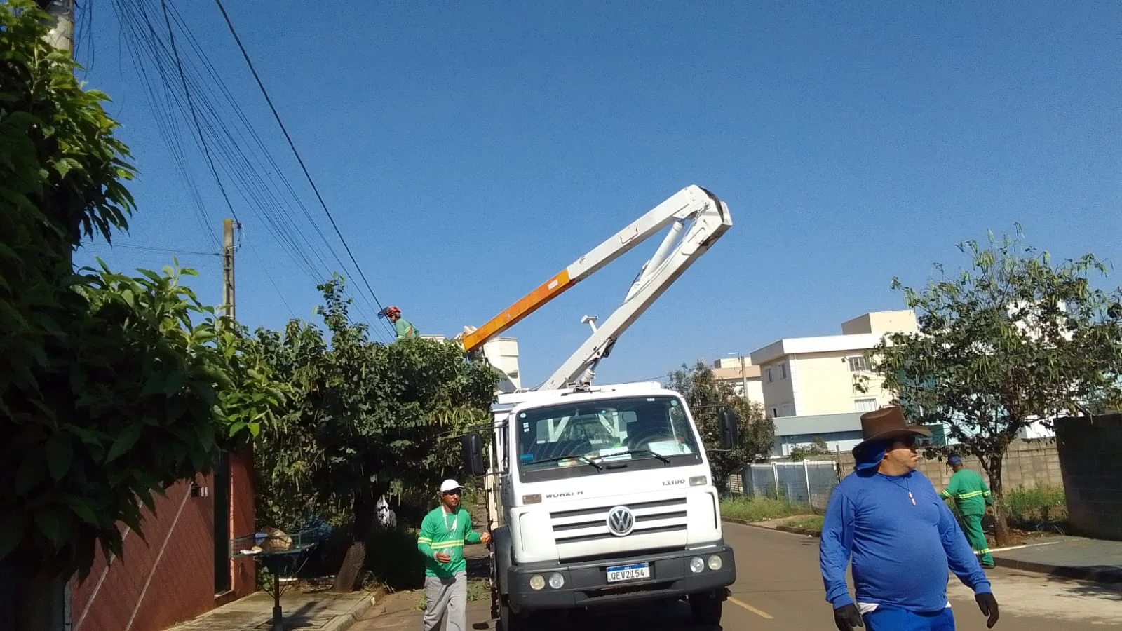 PREFEITURA REALIZA PODAS PREVENTIVAS E PREPARA LIMPEZA DE LOTES NA REGIÃO DO UNASP