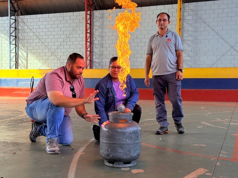 Prefeitura promove treinamento de combate a incêndios para profissionais da Educação